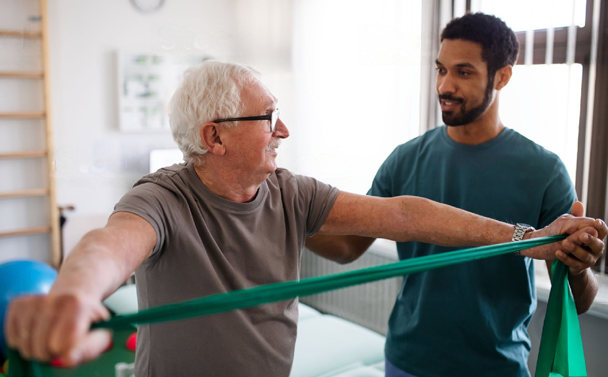 Ein älterer Mann bei der Physiotherapie 